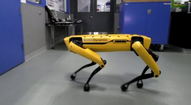ドアを開けられる犬型ロボットが開けられないロボットを助ける